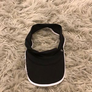 Black and white scünci visor